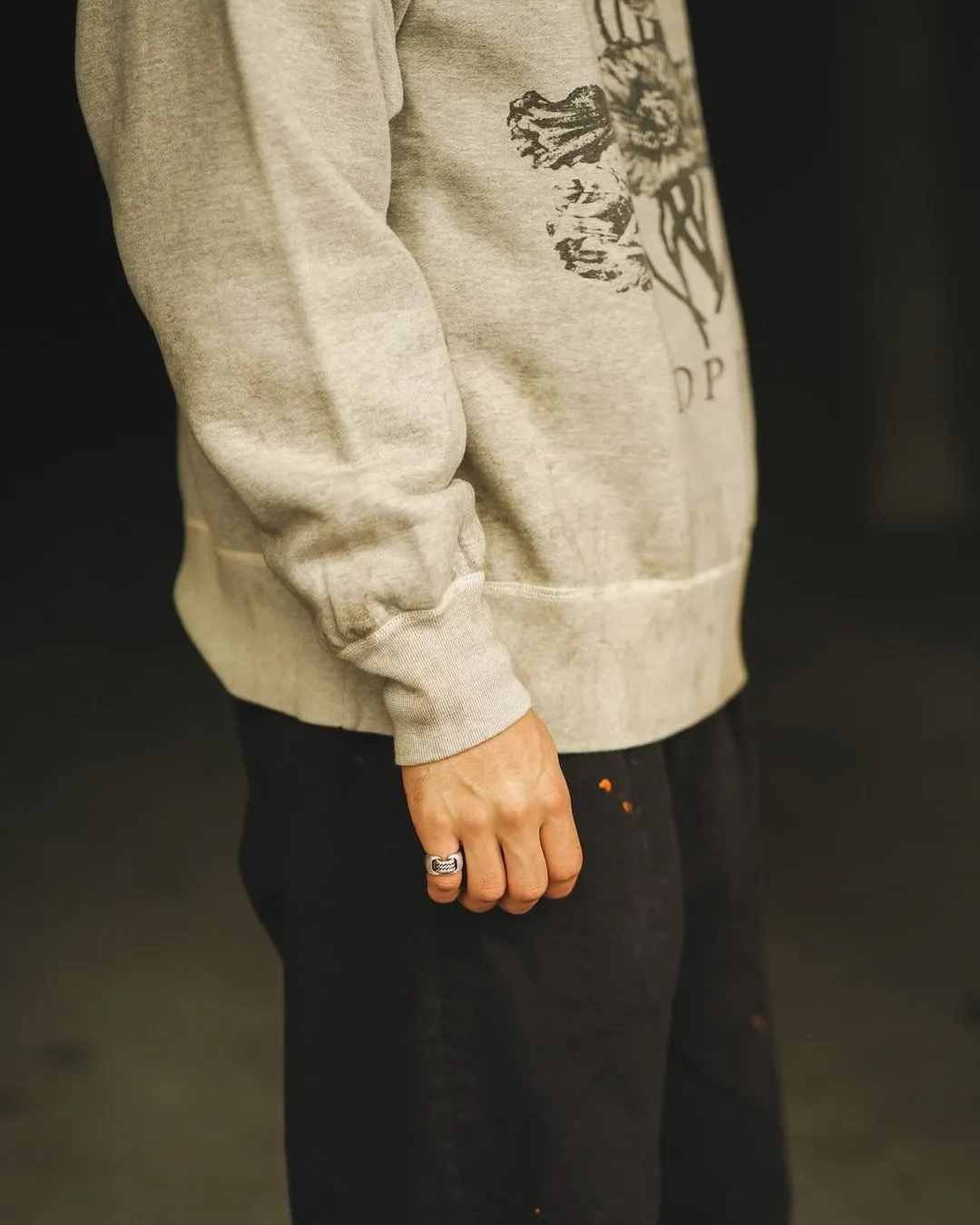 SAINT Mxxxxxx 'FLOWER' CREW NECK SWEAT SHIRTS Floral Distressed Retro Sweatshirt Distressed Gray S-XL Big Factory Four-needle Six-Thread Boneless Stitching Process/Original Horn Sleeve Version Top Printing Process Authentic Level Re-Engraving Garment Washing and Distressing/Hand-worn Graffiti Treatment Original Consistent Fruit Label/Little Angel Anti-Counterfeiting Label